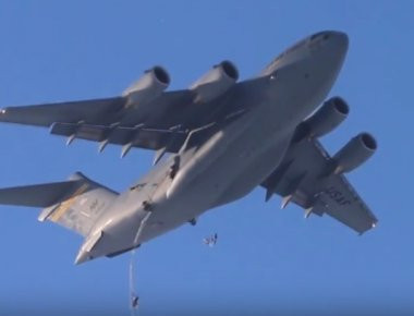 Αλεξιπτωτιστές σε άλματα στατικού ιμάντα από C-17! (βίντεο)